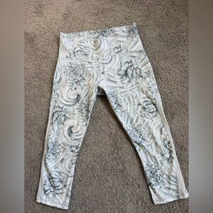 GUC Lululemon Woman’s Capri Leggings with mesh sides